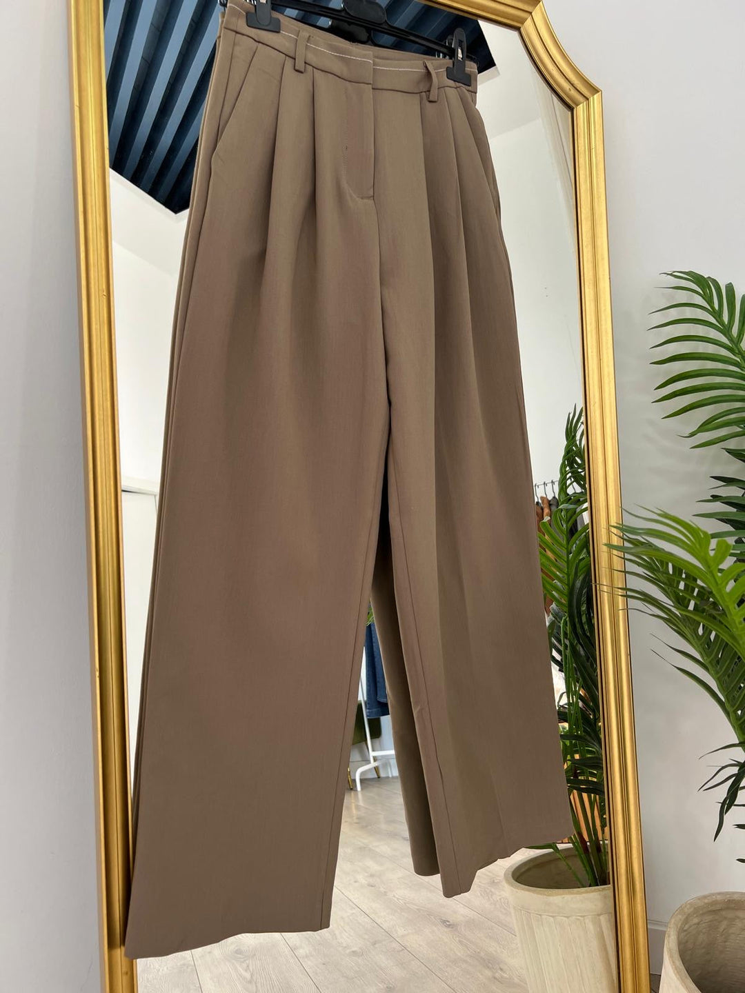 Pantalón crema traje con línea blanca