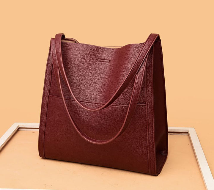 Corinne - Elegant and spacious leather shoulder bag