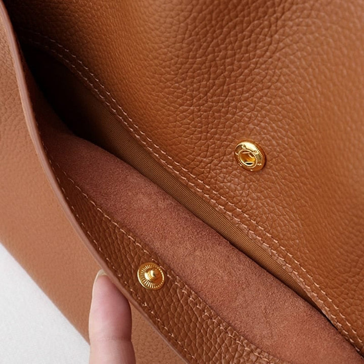 Corinne - Elegant and spacious leather shoulder bag