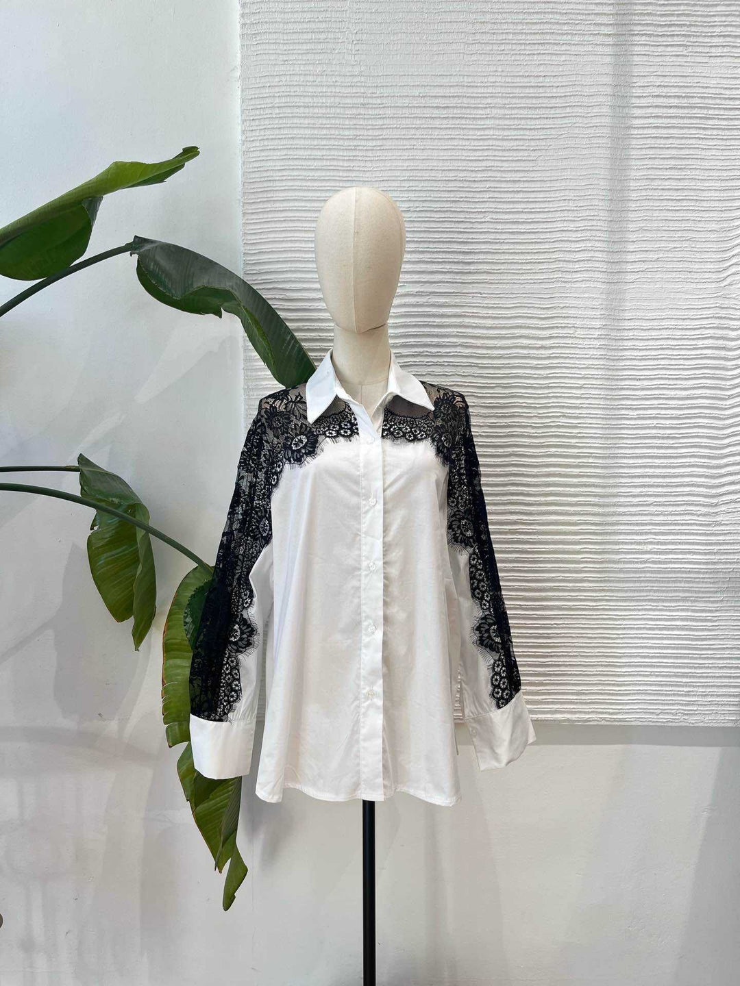 Camisa blanca y negra encaje