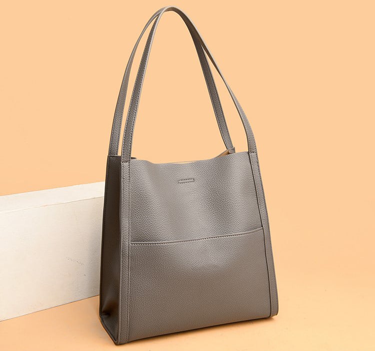 Corinne - Elegant and spacious leather shoulder bag