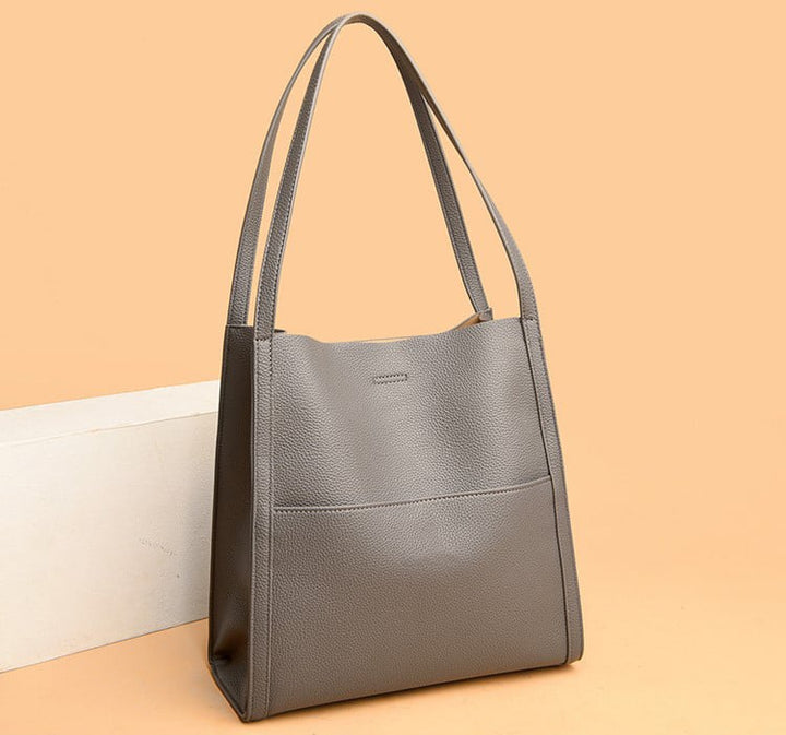 Corinne - Elegant and spacious leather shoulder bag