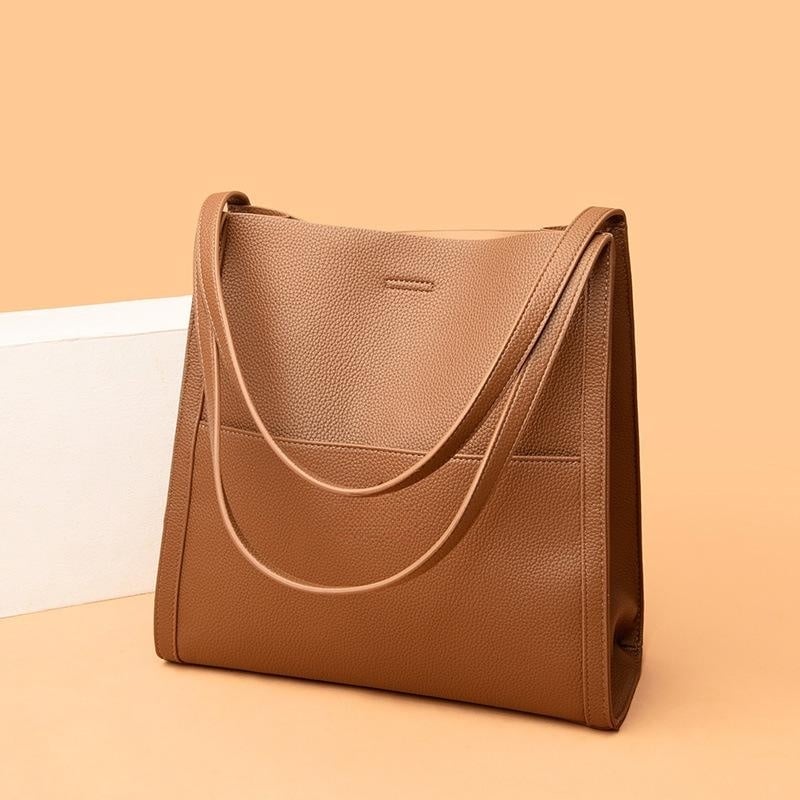 Corinne - Elegant and spacious leather shoulder bag
